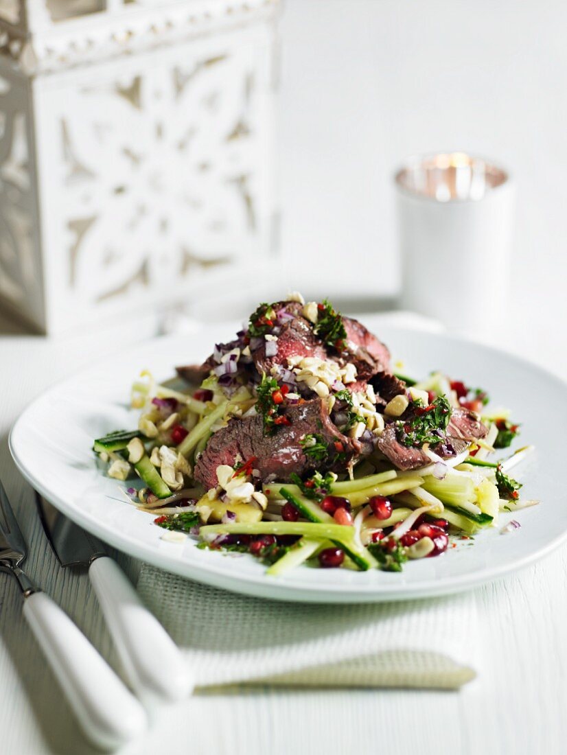 Rindfleischsalat mit Granatapfelkernen und Gemüse (Kambodscha)