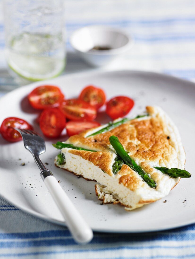 Ziegenkäse-Omelett mit Spargel und Tomaten