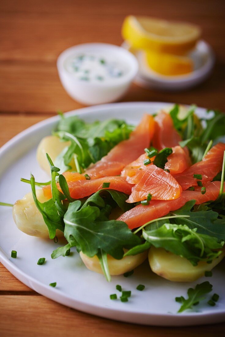 Boiled potatoes with salmon and rocket