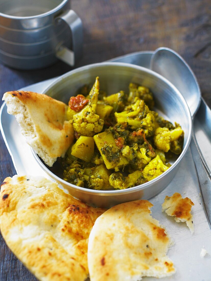 Aloo Gobi (Kartoffeln mit Blumenkohl, Nordindien) mit Fladenbrot