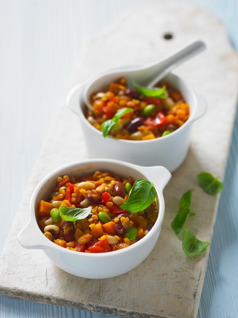 Bean stew with tomatoes and basil