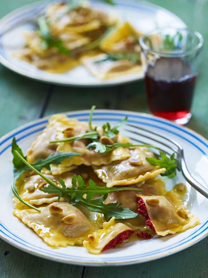 Ravioli mit Roter-Bete-Füllung, Pinienkernen und Rucola