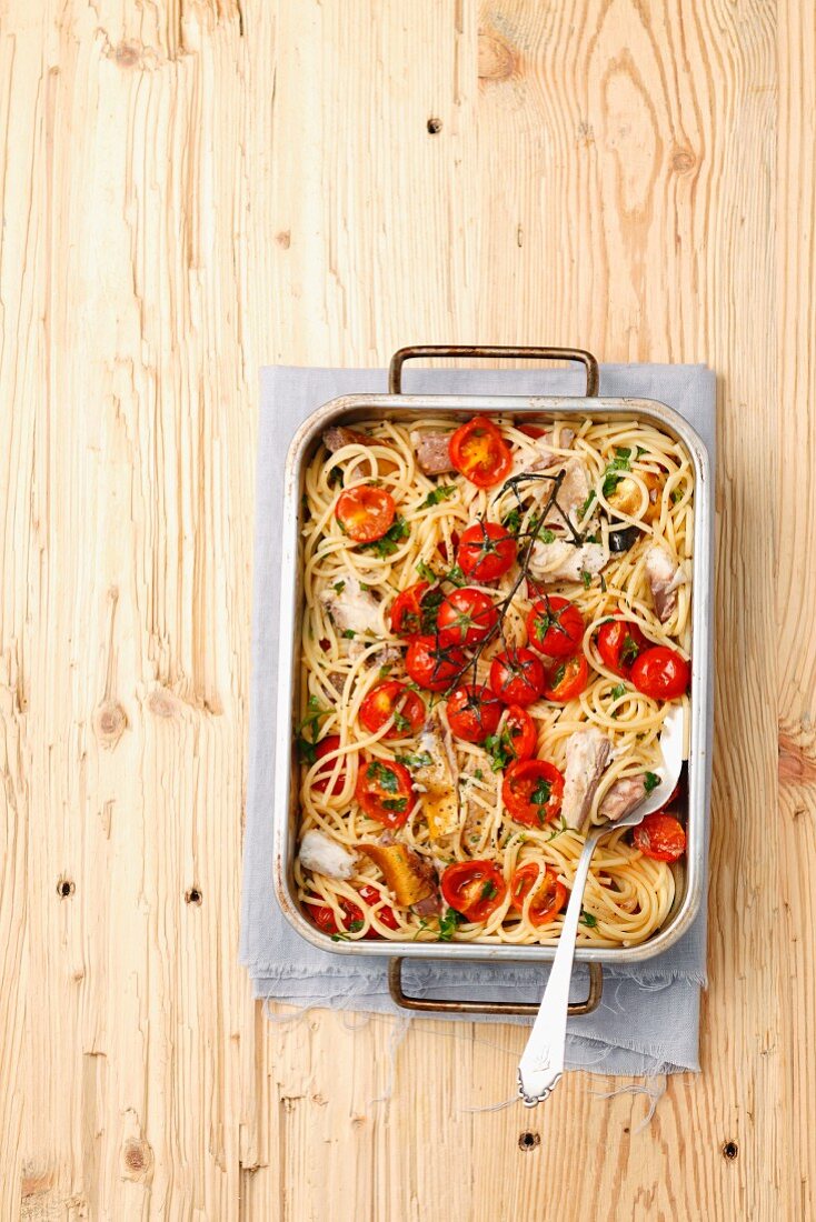 Spaghetti with smoked mackerel and cherry tomatoes