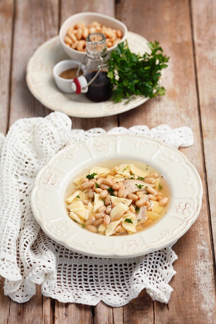 Hühnersuppe mit Bohnen und Nudeln