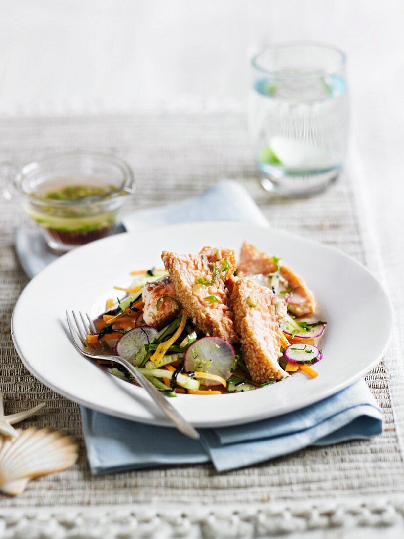 Salmon tataki with sesame seeds and vegetable salad