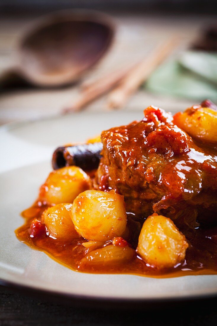 Stifado (würziger Eintopf mit Rindfleisch und Zwiebeln, Griechenland)