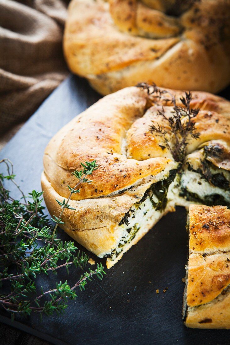 Rundes Brot mit Spinatfüllung und Thymian