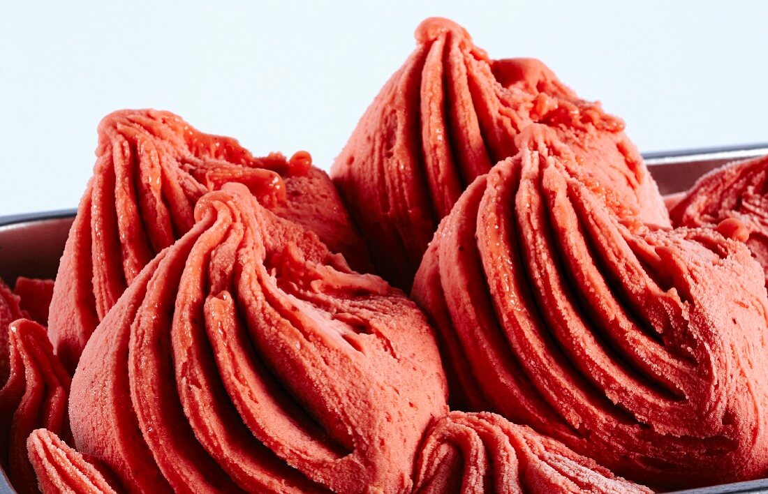 Raspberry ice cream (close-up)