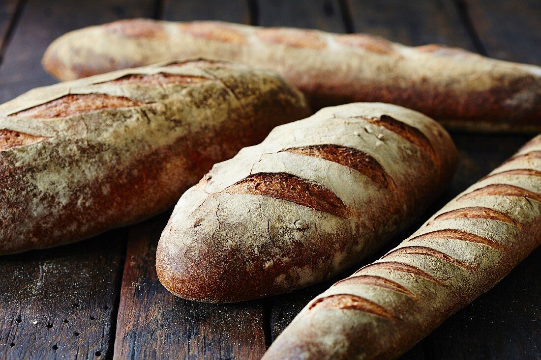 Mehrere Sauerteigbrote auf Holztisch