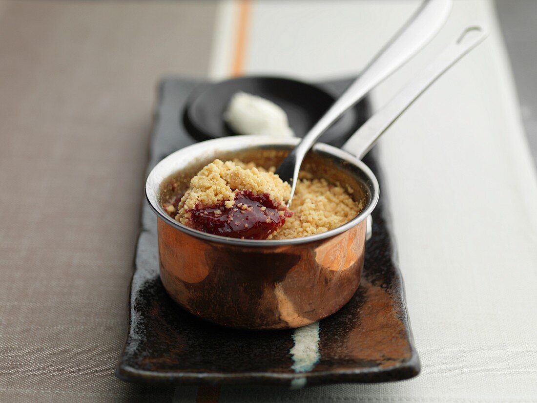 Apfel-Beeren-Crumble im Kupfertopf