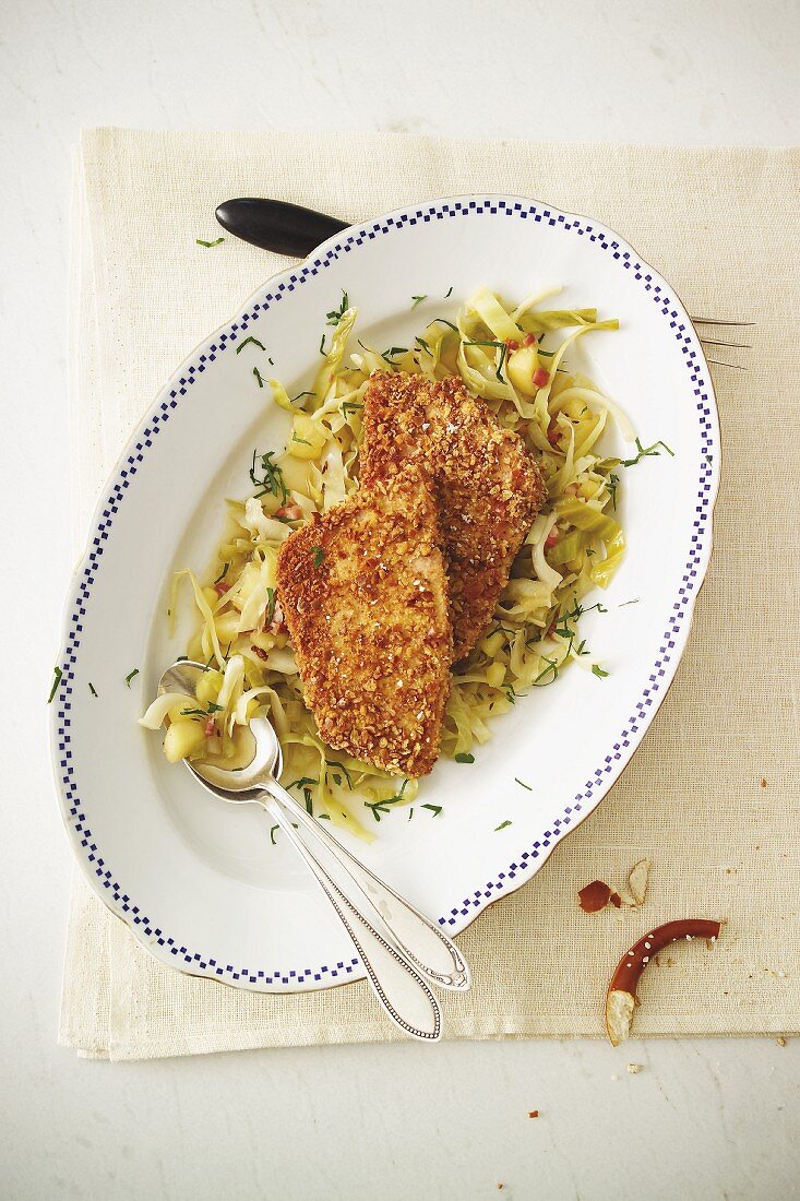 Leberkäse mit knuspriger Panade und Kohlgemüse