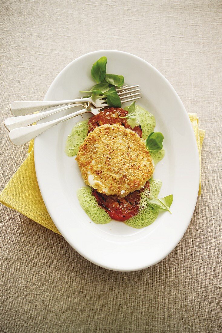 Mozzarella mit knuspriger Panade auf Basilikumschaum