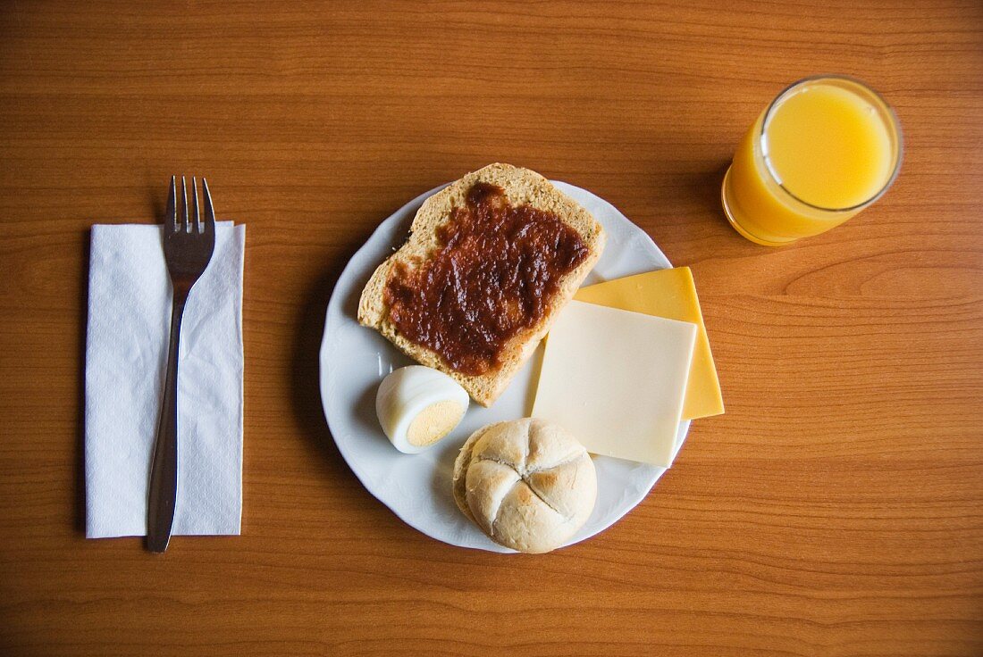 Frühstück mit hartgekochtem Ei und Orangensaft