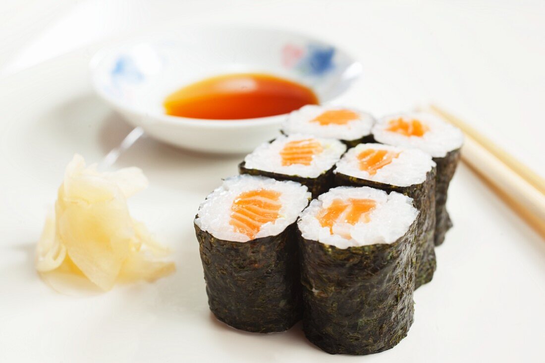 Maki-Sushi mit Lachs, Ingwer und Sojasauce