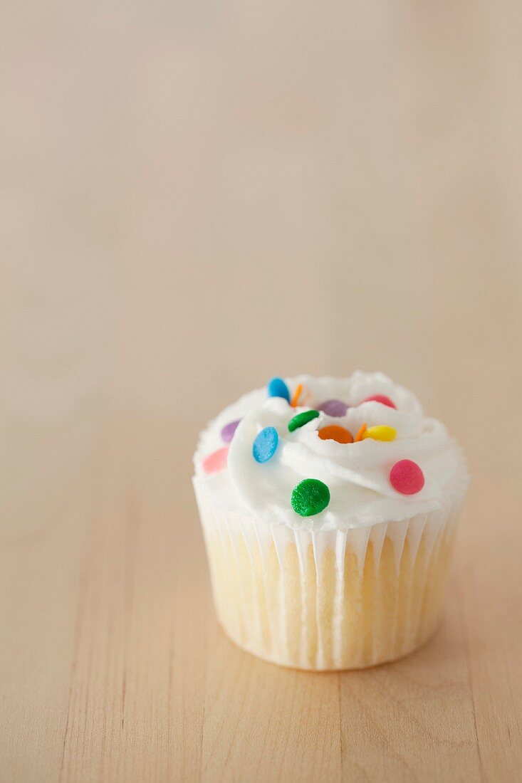 Cupcake mit bunten Zuckerstreuseln