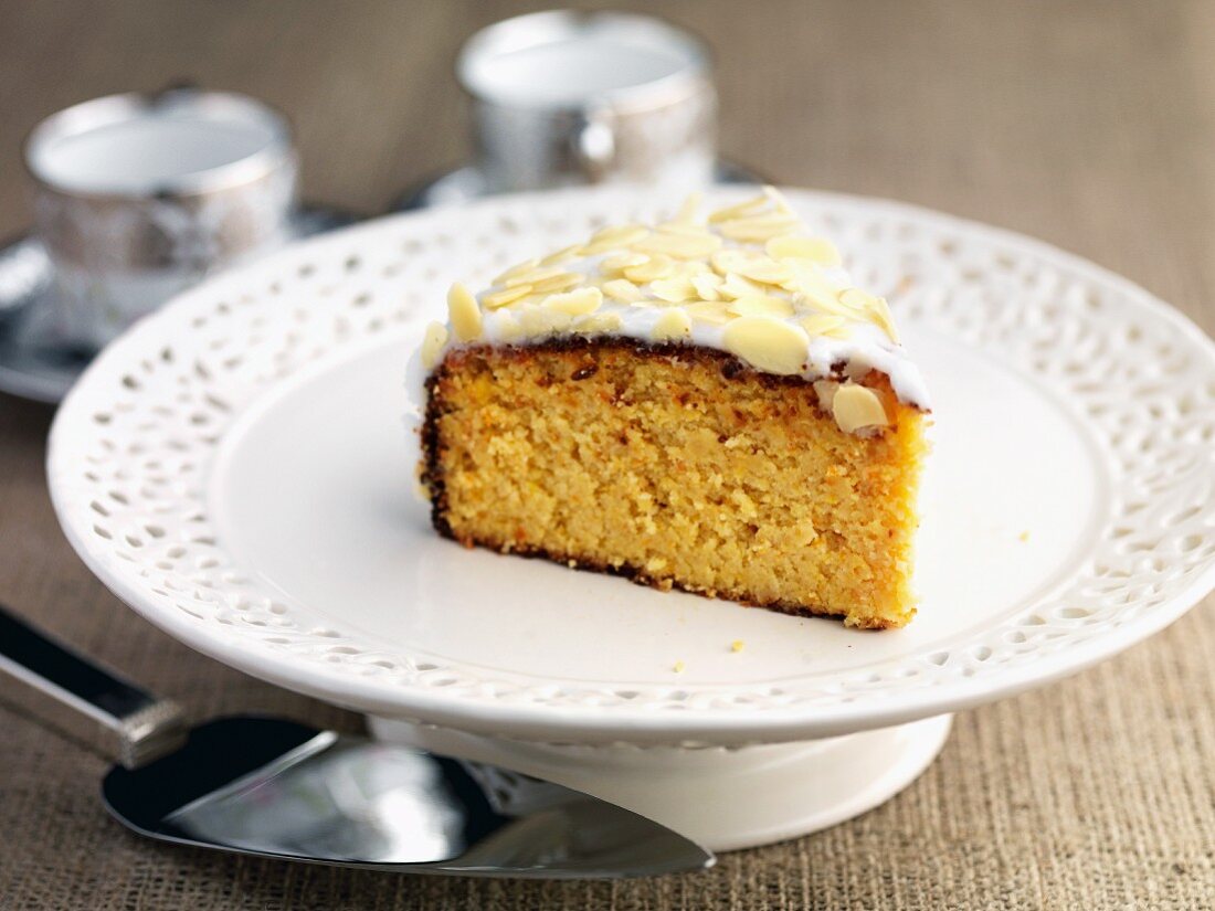 Ein Stück glutenfreier Orangen-Mandel-Kuchen