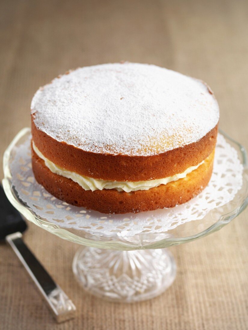 Glutenfreier Zitronen-Biskuit-Kuchen mit Puderzucker