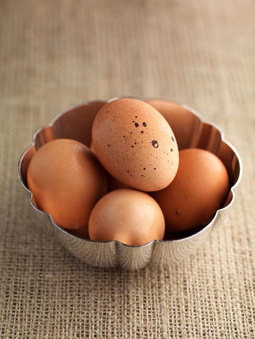 Braune Eier in einer Metallschale