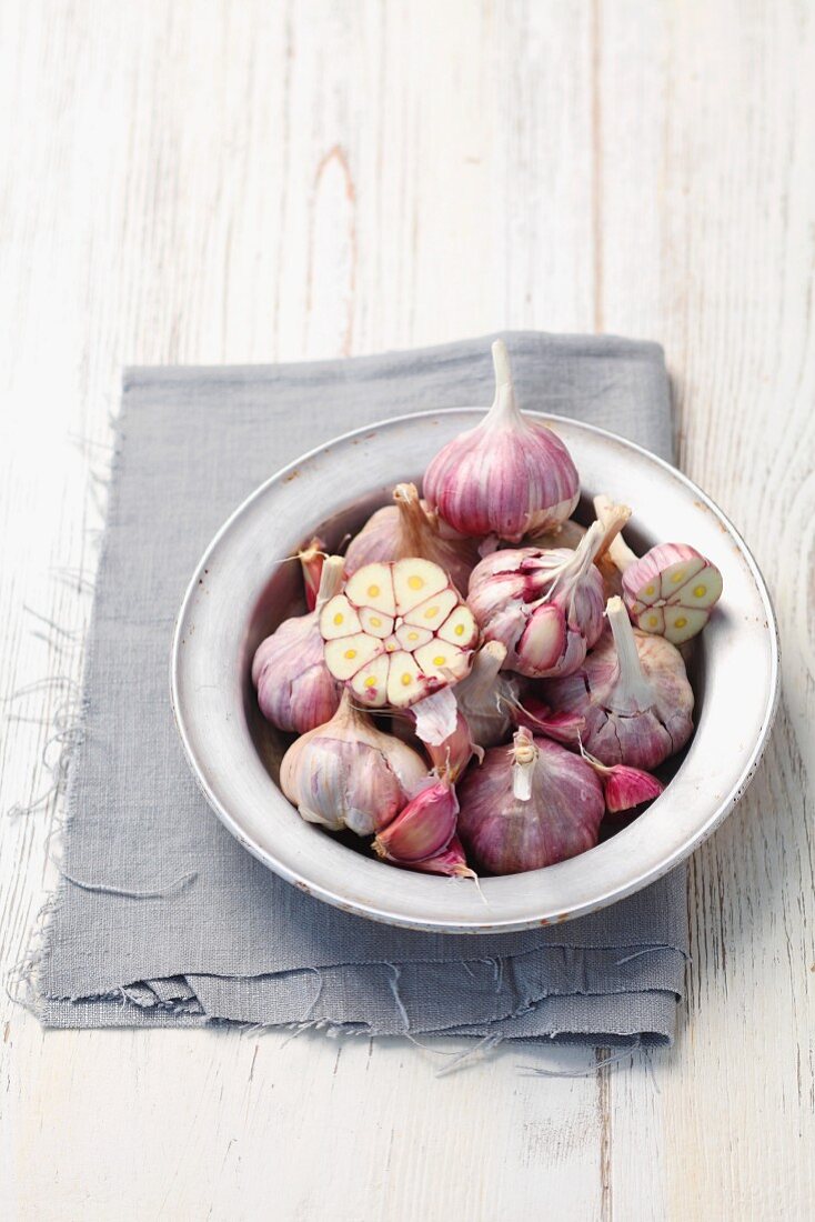 Fresh bulbs of garlic in a bowl