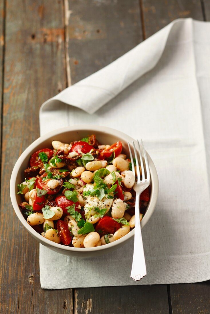 Bean salad with cherry tomatoes, sundried tomatoes, mozzarella and herbs