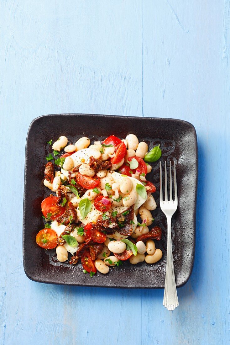 Bean salad with mozzarella, cherry tomatoes, sundried tomatoes and herbs