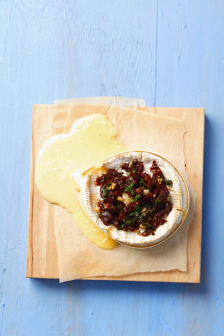 Baked Camembert with sundried tomatoes
