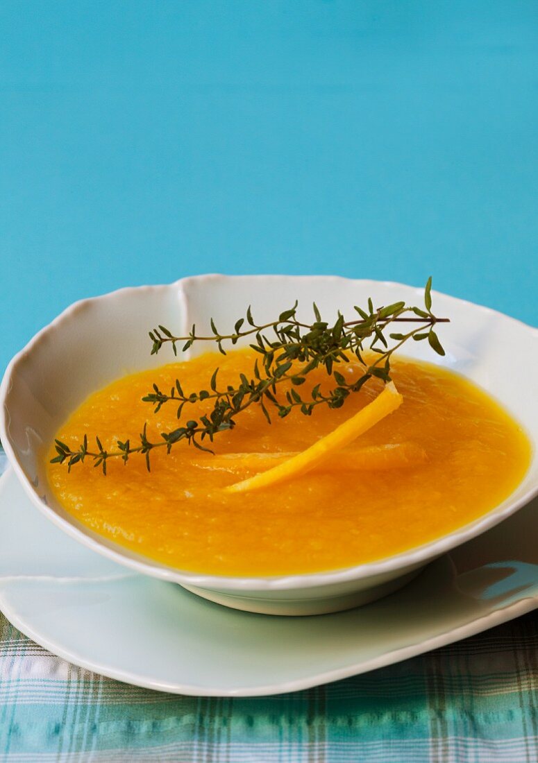 Gelbe Karottensuppe mit Thymian