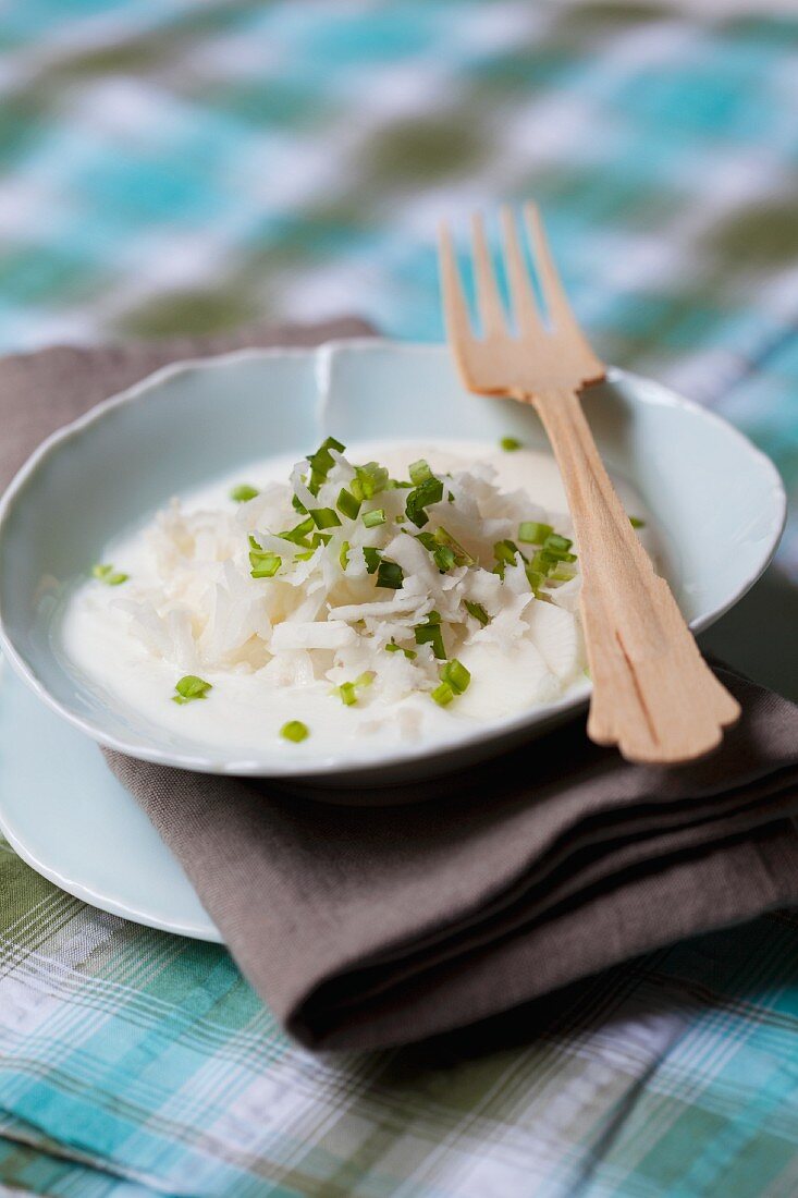 Joghurt mit geraspeltem Rettich und Frühlingszwiebeln