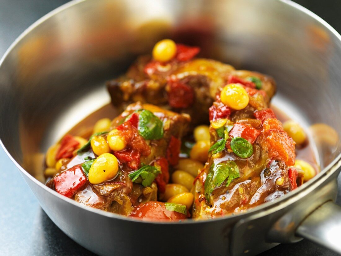 Geschmorte Lammnackensteaks mit weissen Bohnen