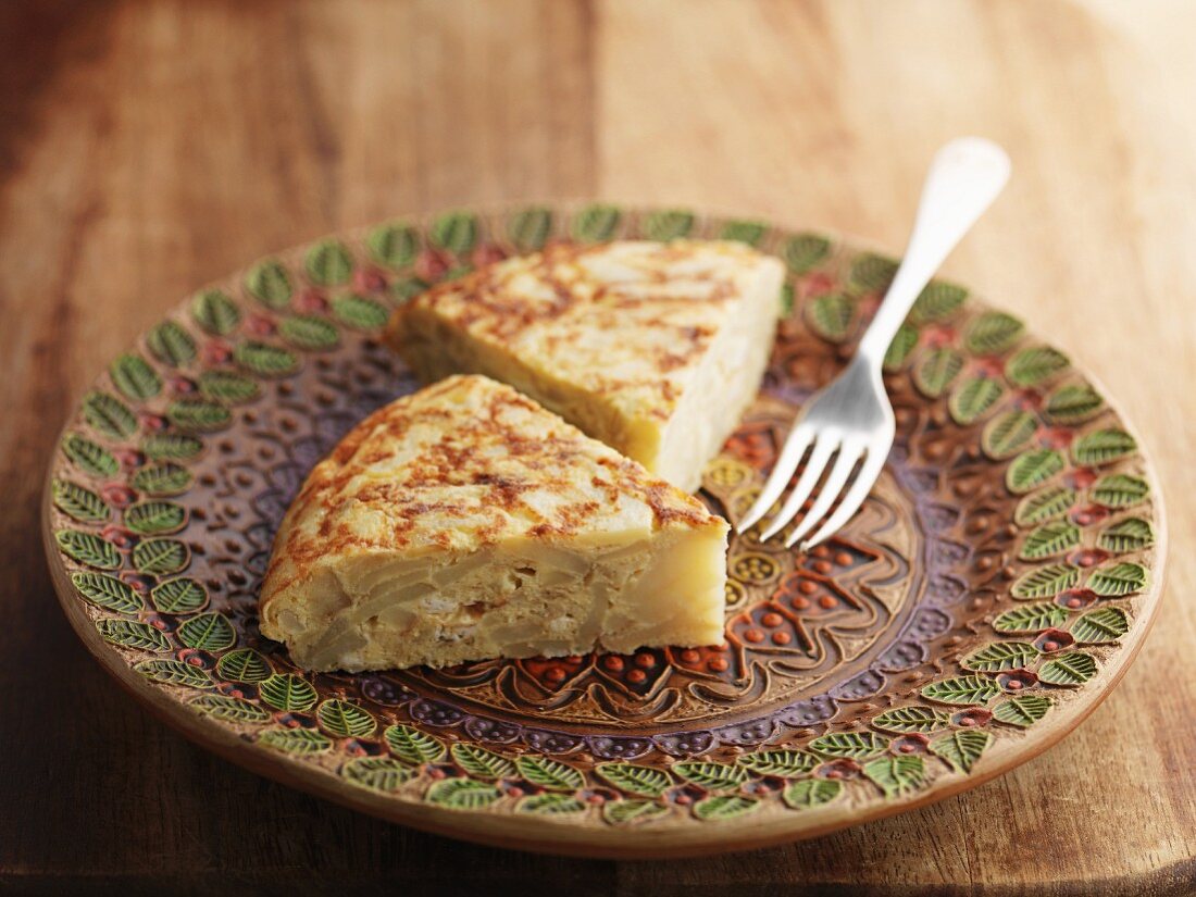 Zwei Stücke Kartoffeltortilla auf Keramikteller