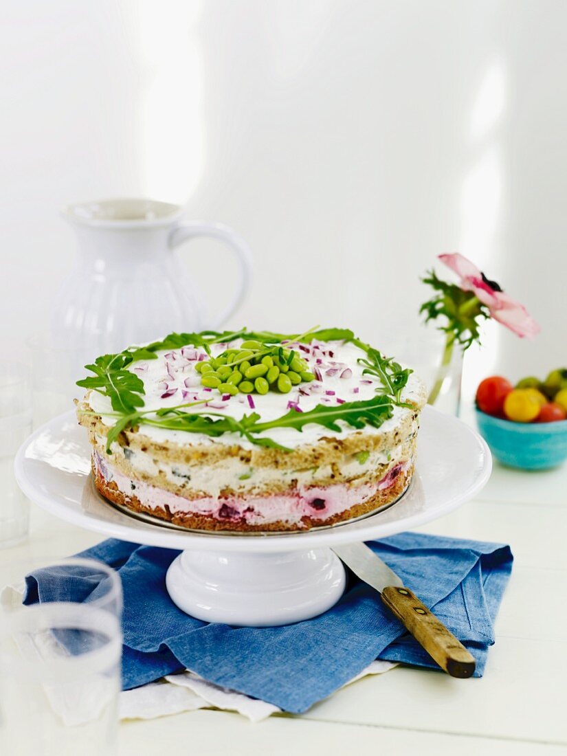 Sandwichkuchen mit Gemüse und Rucola