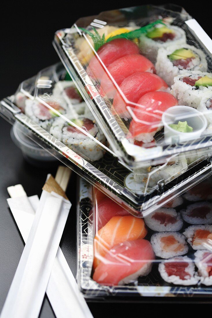Sushi zum Mitnehmen in Plastikbehältern