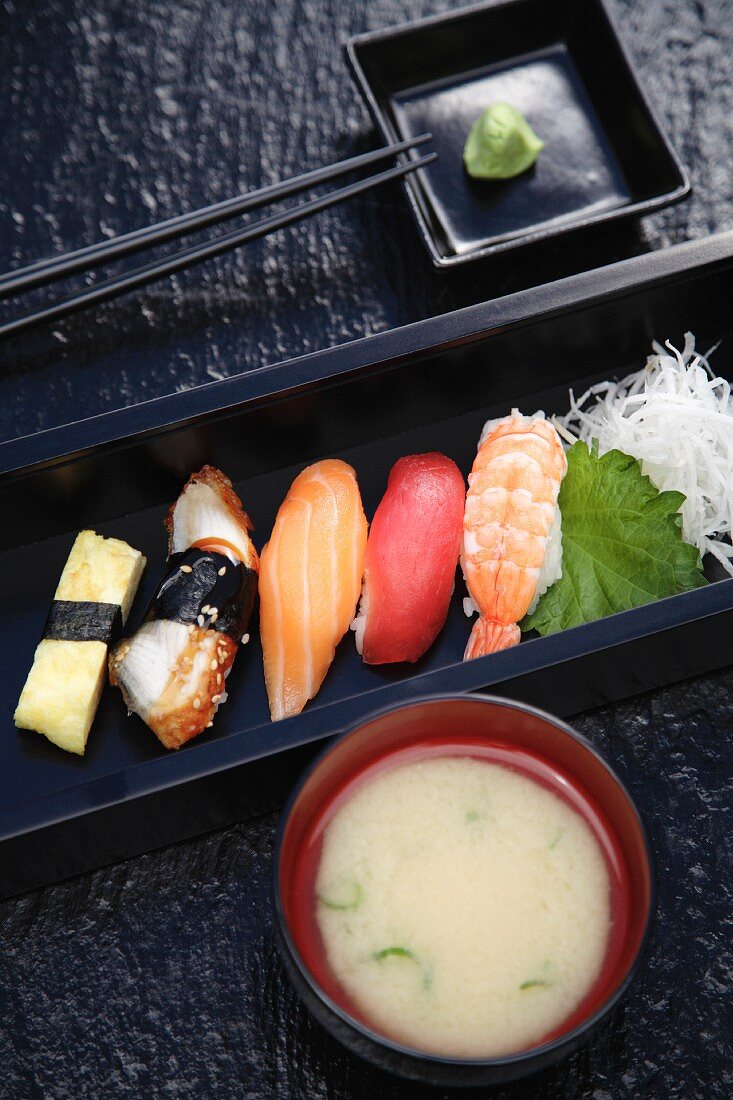 Nigiri-Sushi mit Wasabi und Misosuppe (Japan)