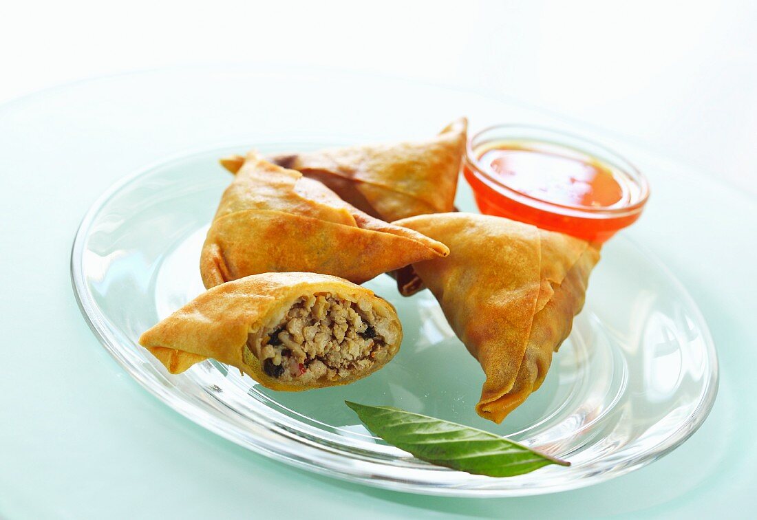 Samosas with chicken and chilli sauce