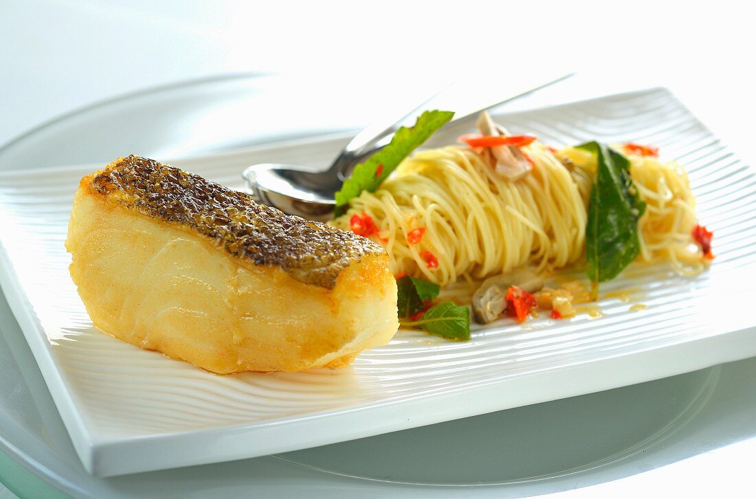 Snowfishfilet mit Spaghetti, Chilischoten und Basilikum (Thailand)