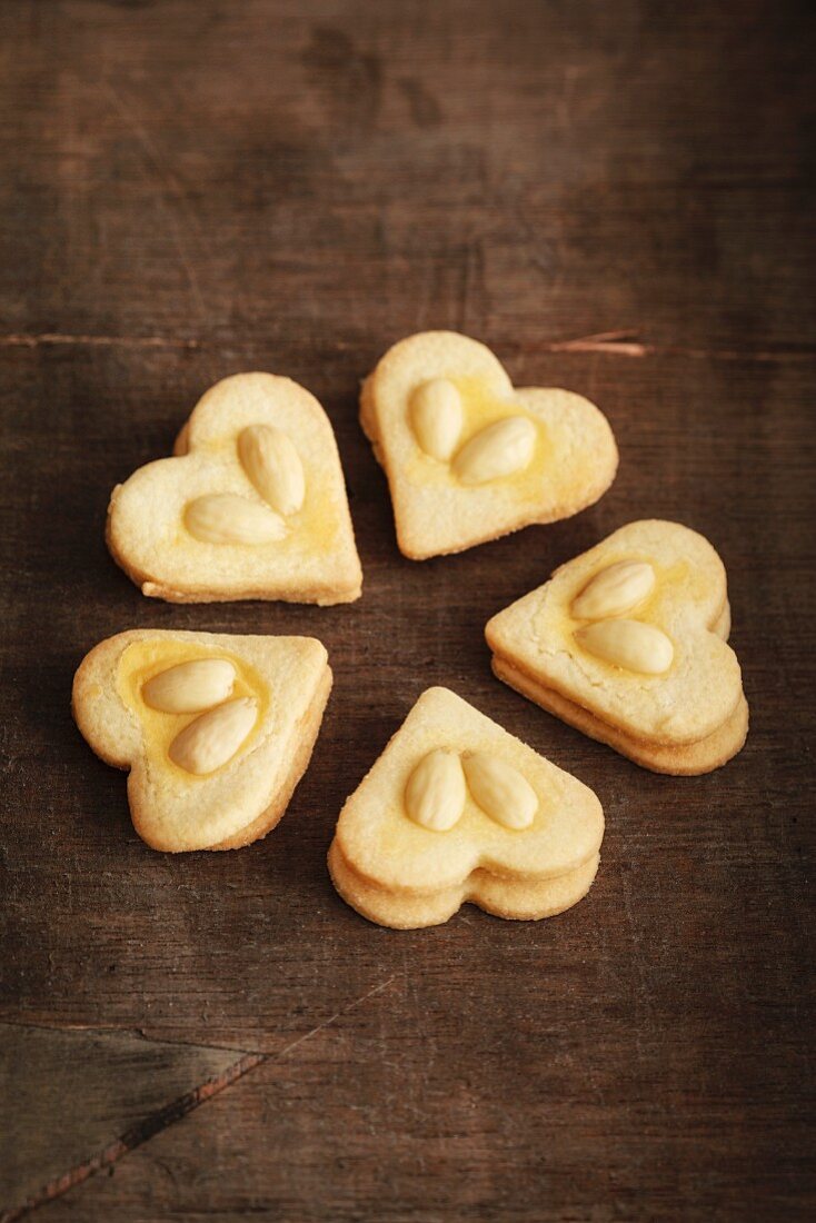 Selbstgebackene Mürbteigplätzchen mit Mandeln