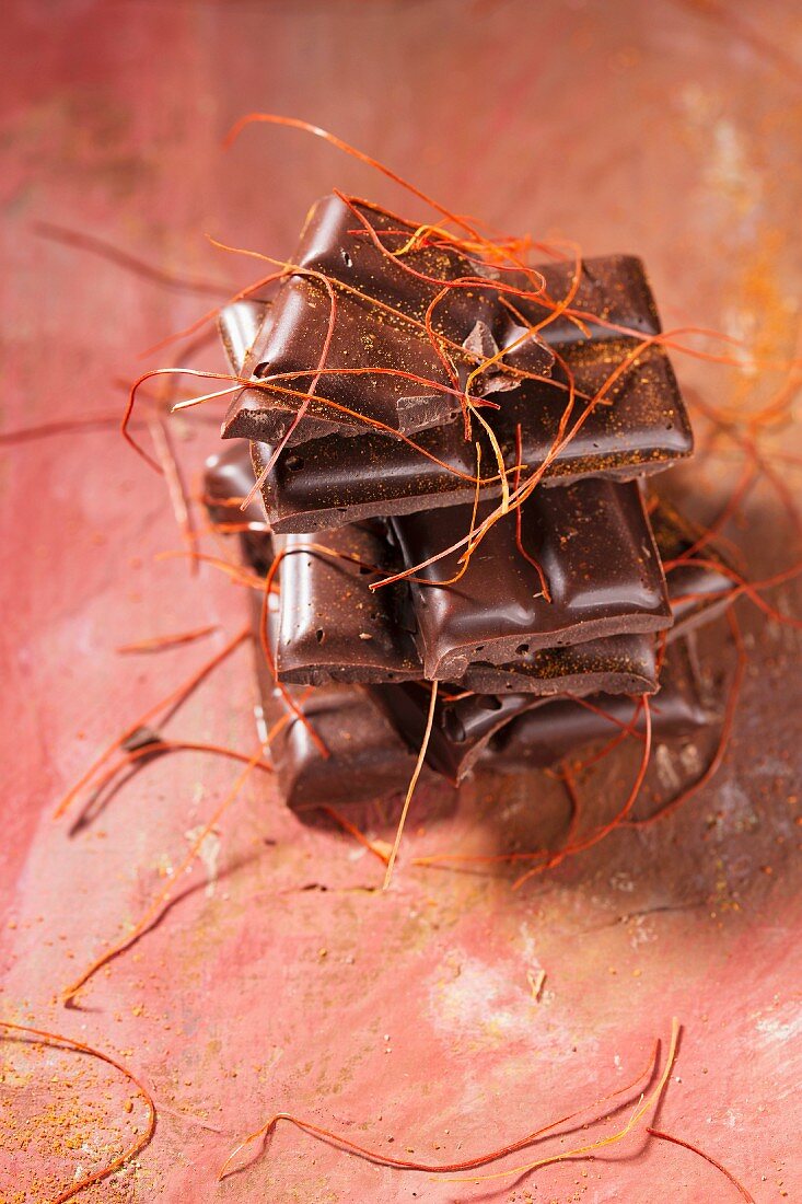 Chilischokolade, mit Chilipulver und Chilifäden bestreut