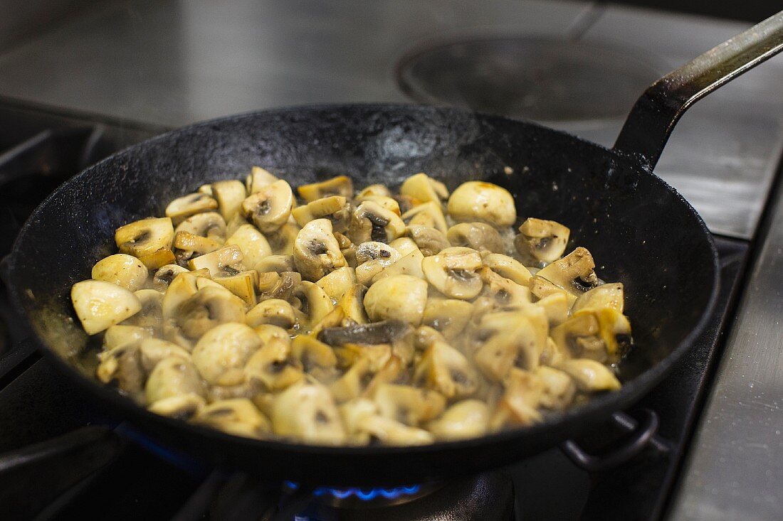 Champignons in der Pfanne andünsten