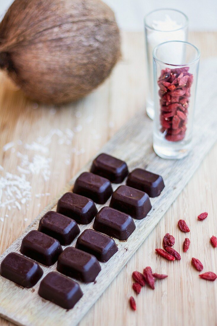 Schokoladenpralinen mit Gojibeeren und Kokos