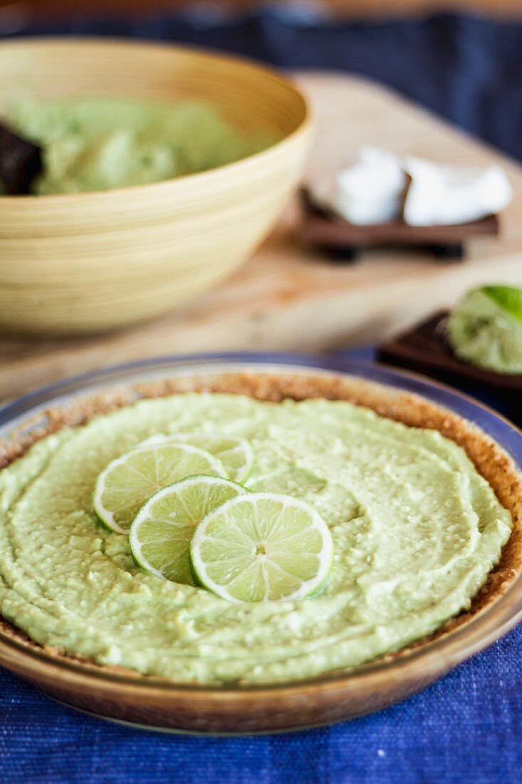 Limetten-Avocado-Pie