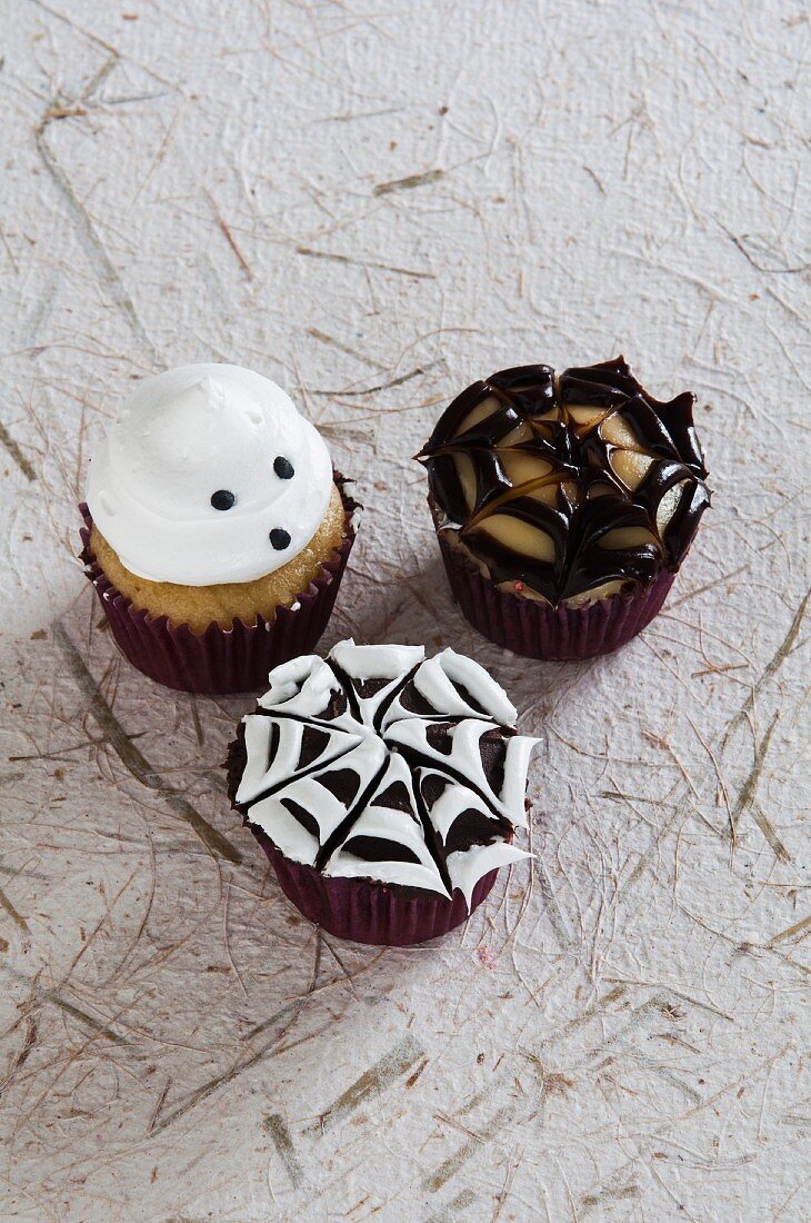 Drei Mini-Cupcakes für Halloween auf Recyclingpapier