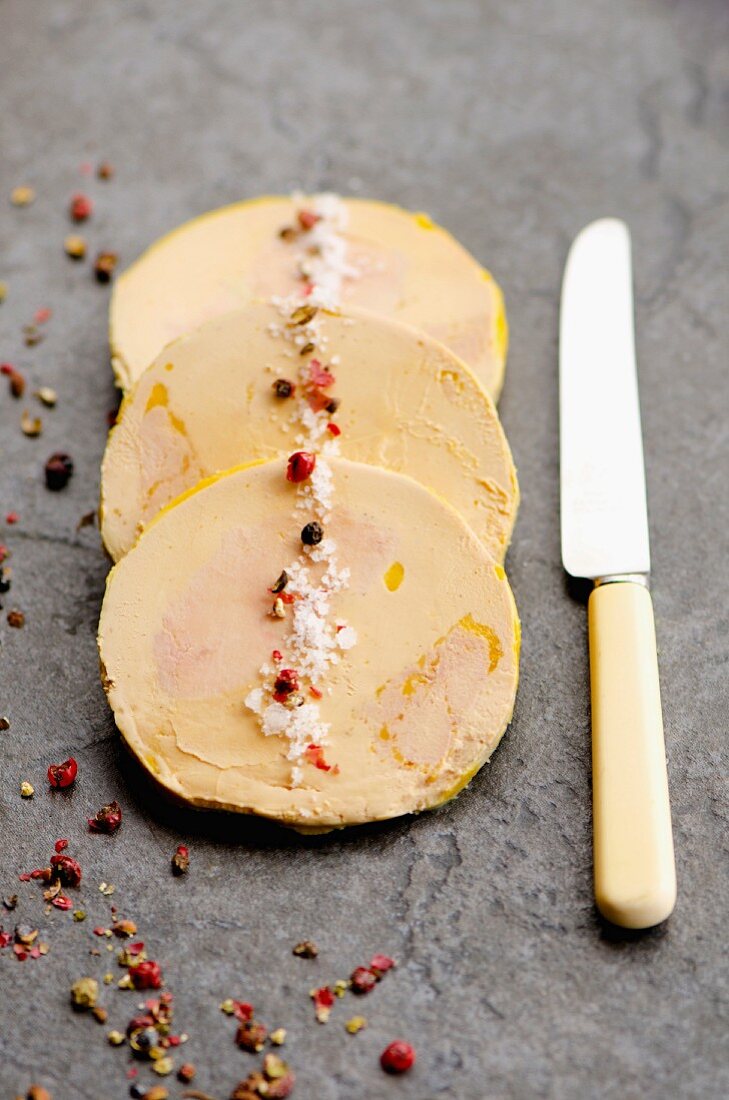 Gänseleber auf einer Schieferplatte mit Fleur de sel und Pfeffer