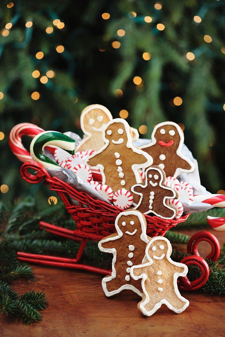 Gingerbread men in a sleigh-shaped basket