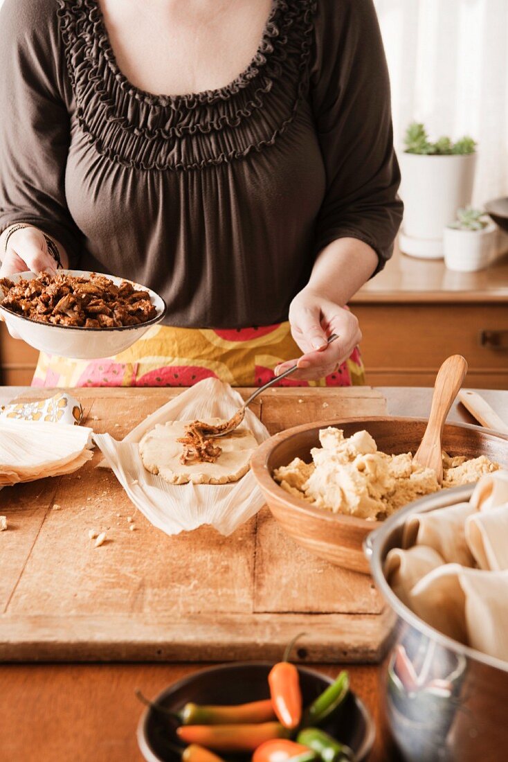 Frau beim Zubereiten von Tamales