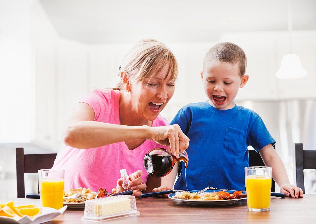 Mutter & Sohn beim Frühstück
