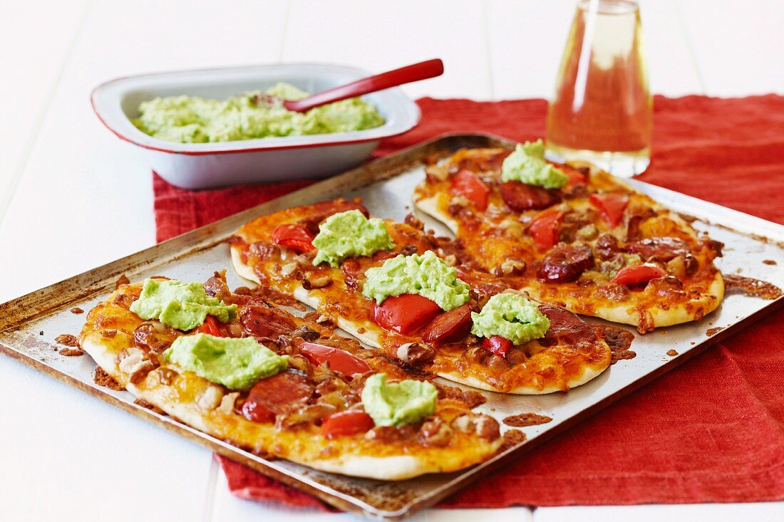 Tex-Mex-Pizza mit Kidneybohnen und Guacamole