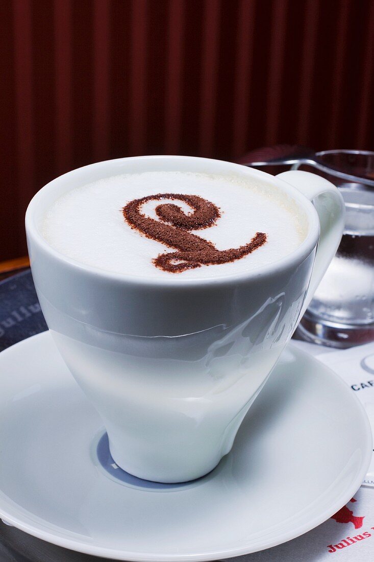Cappuccino mit dem Buchstaben L aus Kakaopulver
