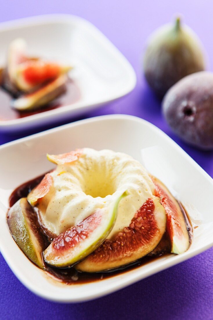 A mini Bundt cake with vanilla and figs