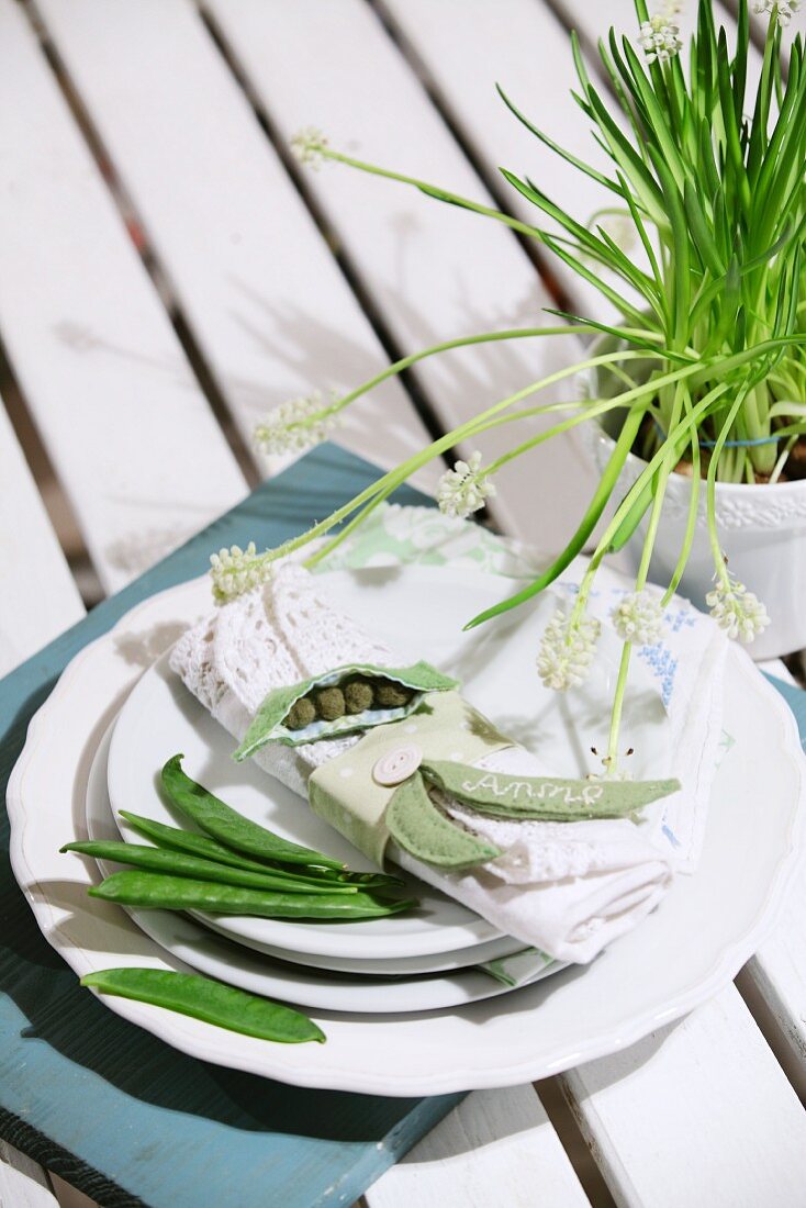 Gedeck mit Zuckerschoten und gefilztem Tischkärtchen