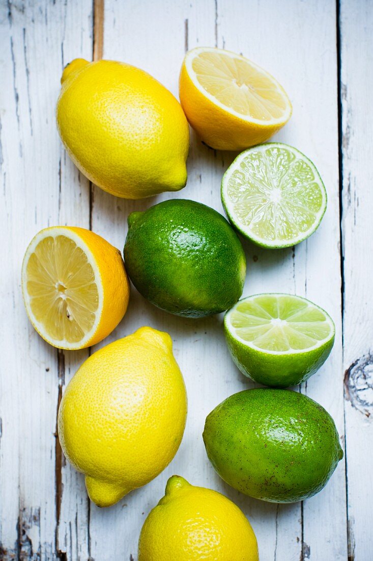 Frische Zitronen und Limetten
